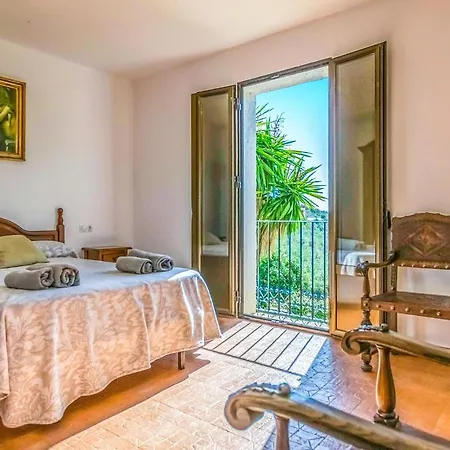 5 Bedroom Beautiful In