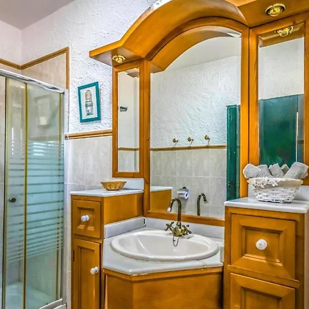 5 Bedroom Beautiful In Semesterbostad